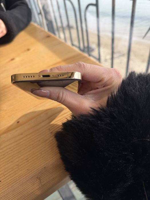 Iphone 13 Pro. gold