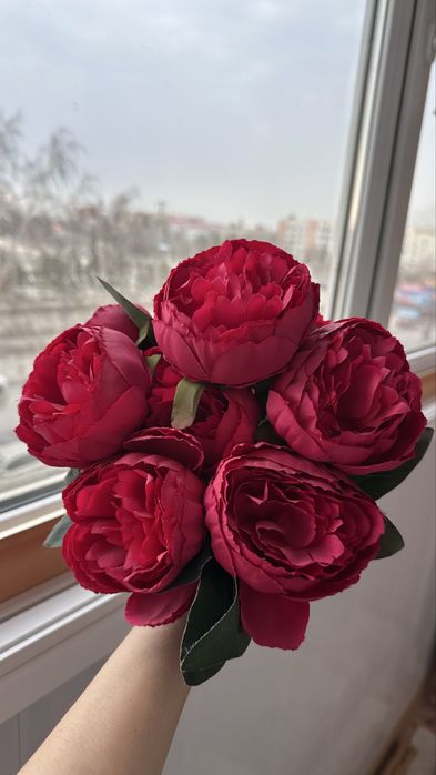 Пионы искусственные, но смотрятся как живые