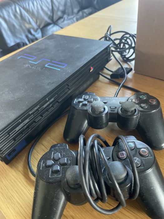 Vând Sony PlayStation 2 + 2 controllere + colecție de jocuri + bonus PS3