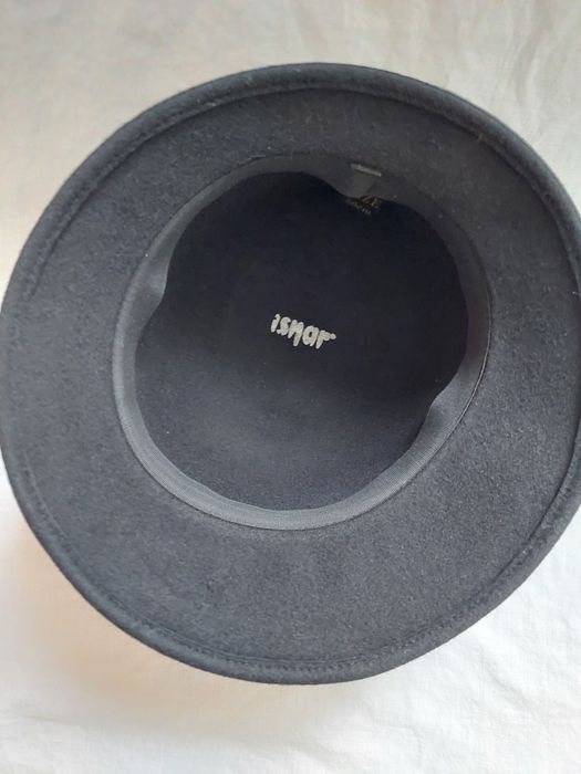 Филцова  шапка в черно .Обиколка 56 см.