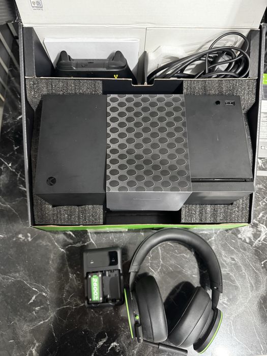 Vând pachet complet Xbox Series X, în stare foarte bună, perfect funcțional