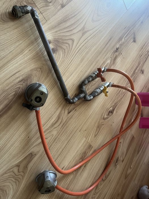 Butelie rosie, ceas, ditribuitor