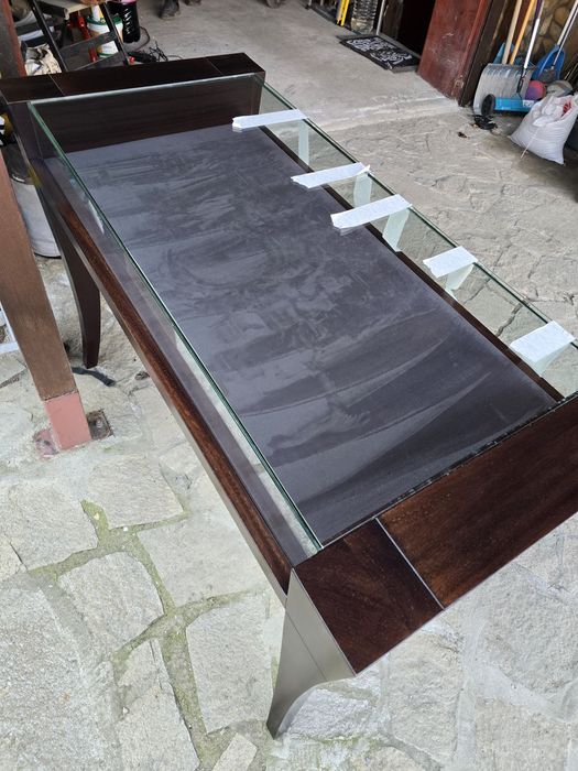 Елегантна конзолна маса от масив орех със стъклен плот