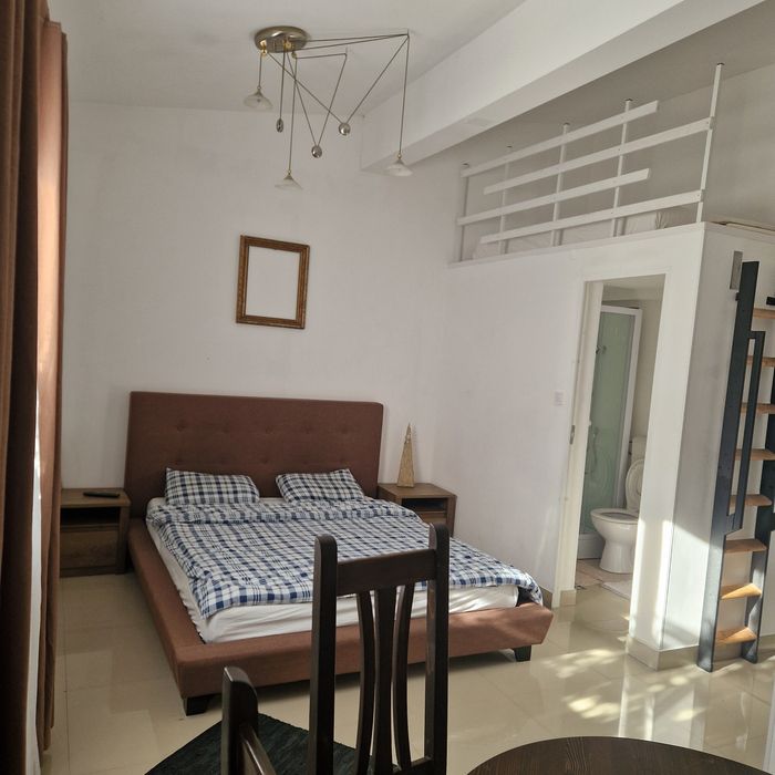 Închiriez apartament la casa,, zona semicentrala