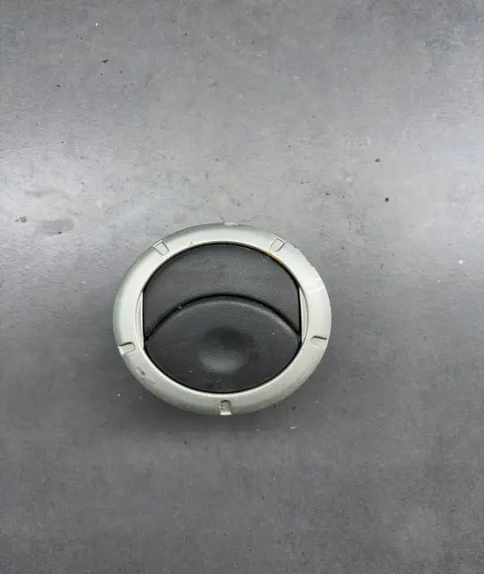 Grila ventilatie bord stanga Dacia Logan 2010 1.5 D MT (86 hp)