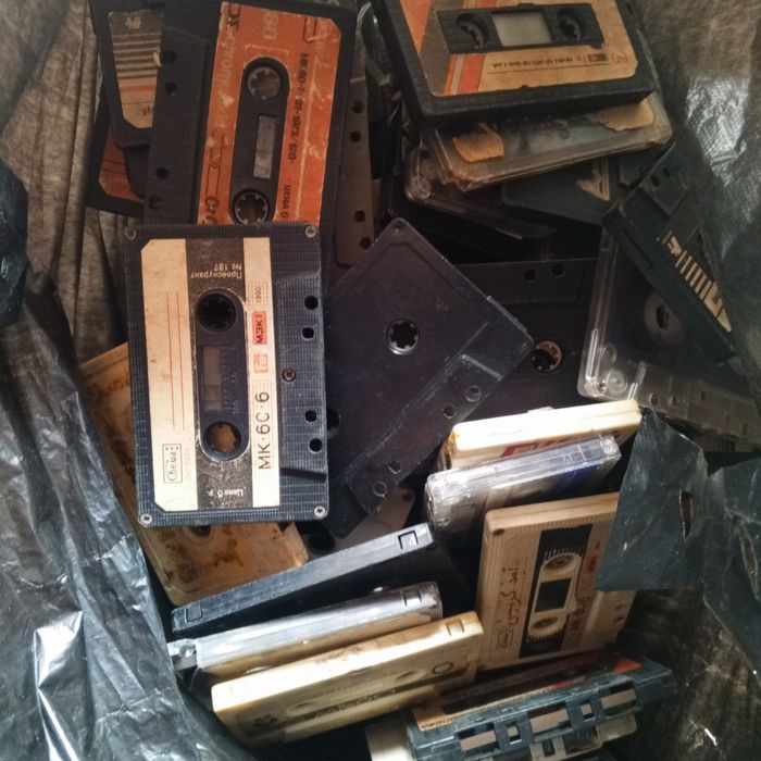 100 штук аудио кассеты старые можно и на декор