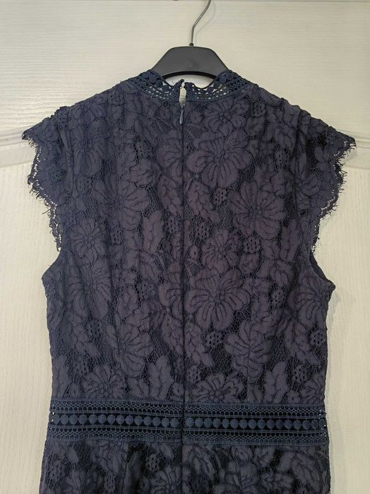 Тъмно синя дантелена рокля