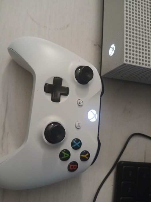 Vând xbox one cu jocuri