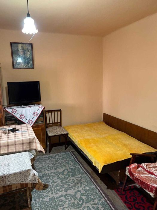 Casă tradițională cu curte mare și șură, în localitatea Cut, județul Alba