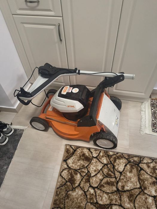 Masina de tuns iarba still