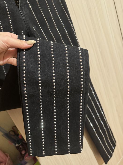 Черни дънки с камъчета