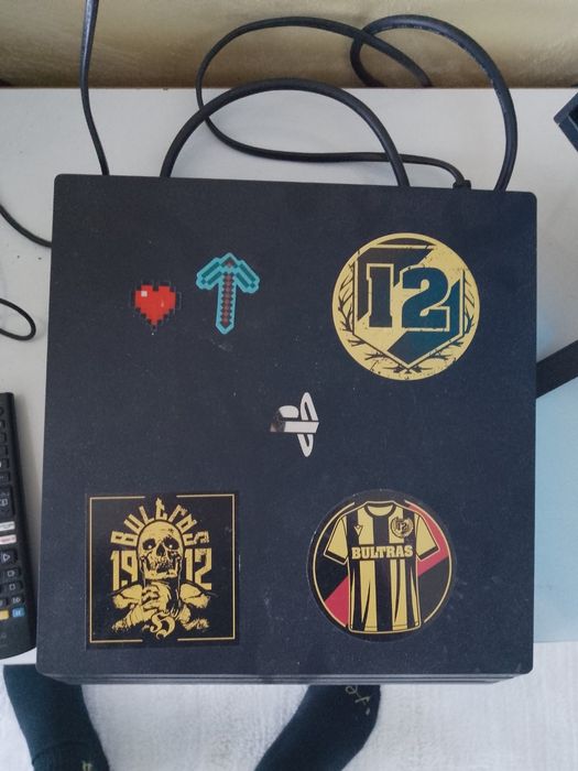 Продавам PS4 про