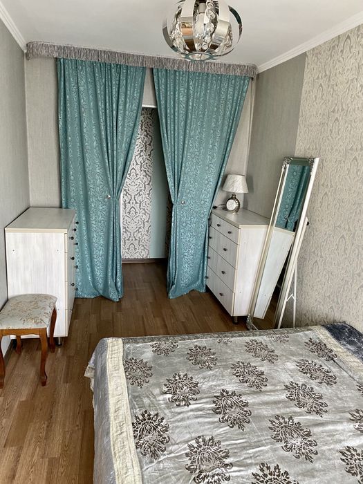 В самом центре на абзале 3шка Kaspi RED QR GOLD