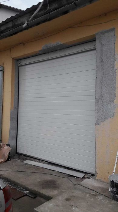 Usa de garaj sectionala izolata 2500L/2000H + automatizare cu 2 telec.