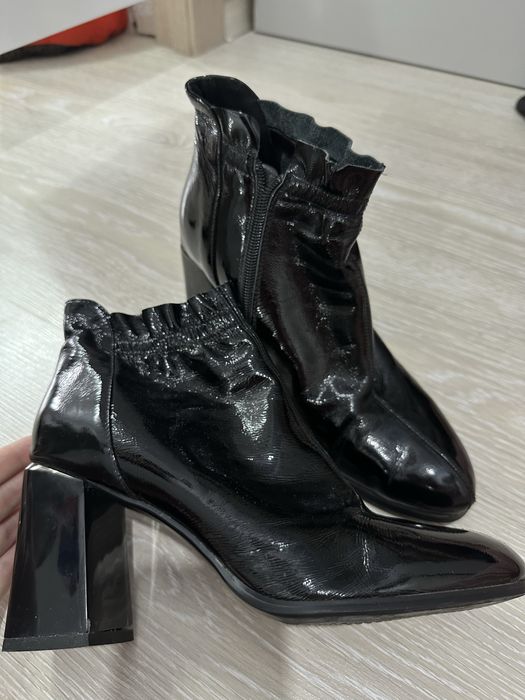 Кожаные лакированные ботильоны