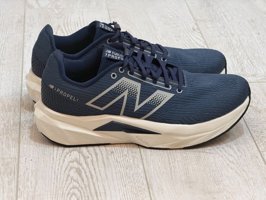 Беговые кроссовки New Balance FuelCell Propel
