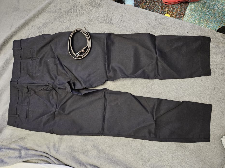 Pantaloni Reserved conici gen Zara, Mango