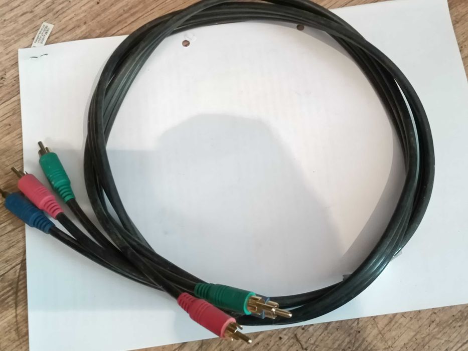 Продам компонентный аналоговый видеокабель с разъемами RCA.