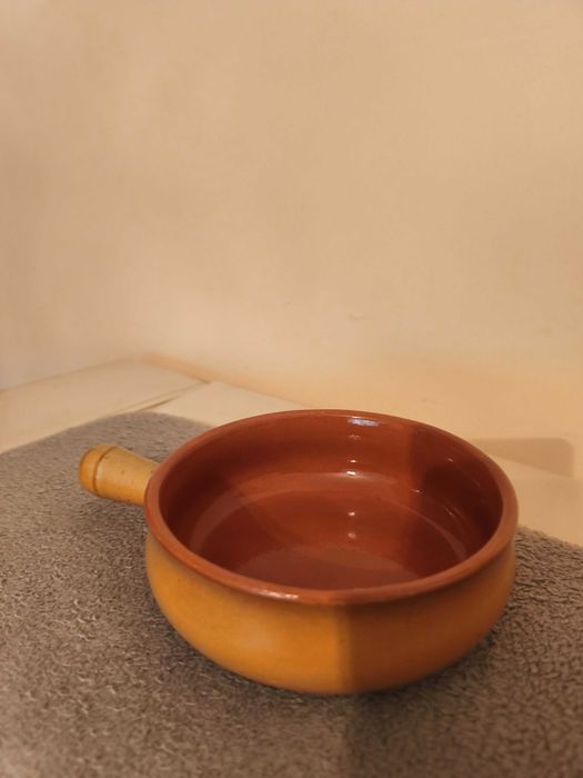 Set de șase vase din ceramică cu mâner, pentru cuptor.