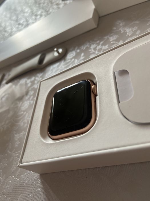 apple watch se 40 mm золотистый