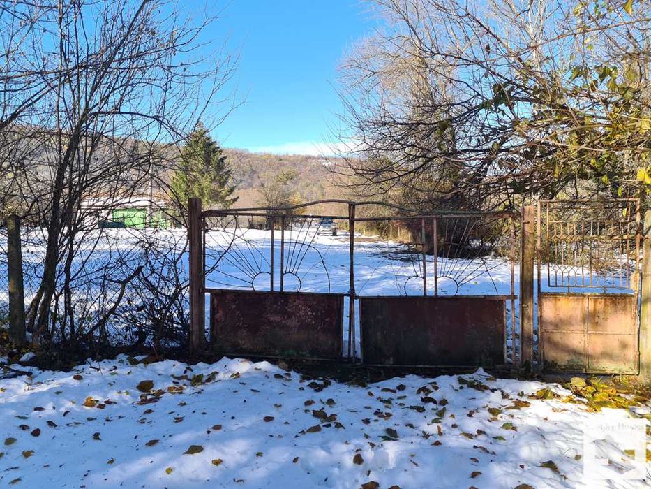 130033 Просторна двуетажна сграда, върху огромен парцел,  в с. Разсоха