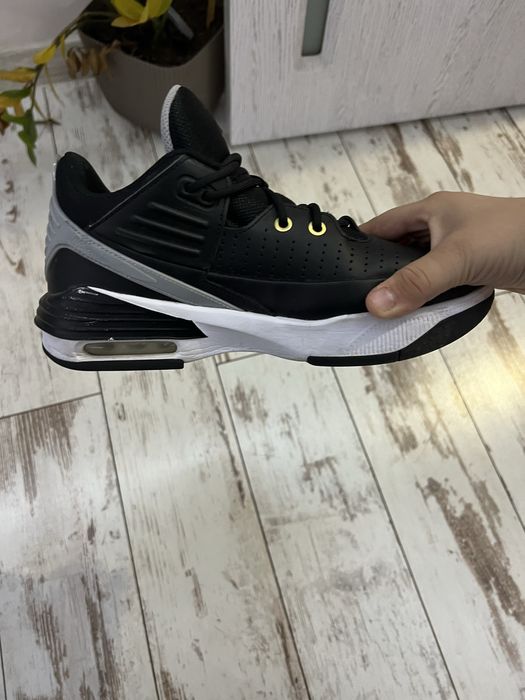 Продавам jordan aura 5