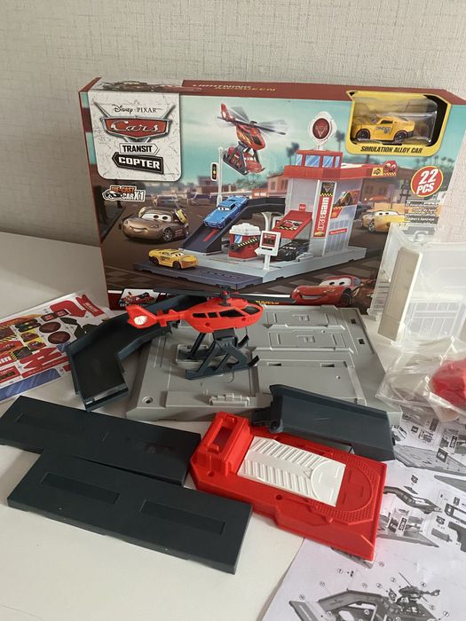 Паркинг с път, кола и хеликоптер Макуин, McQueen