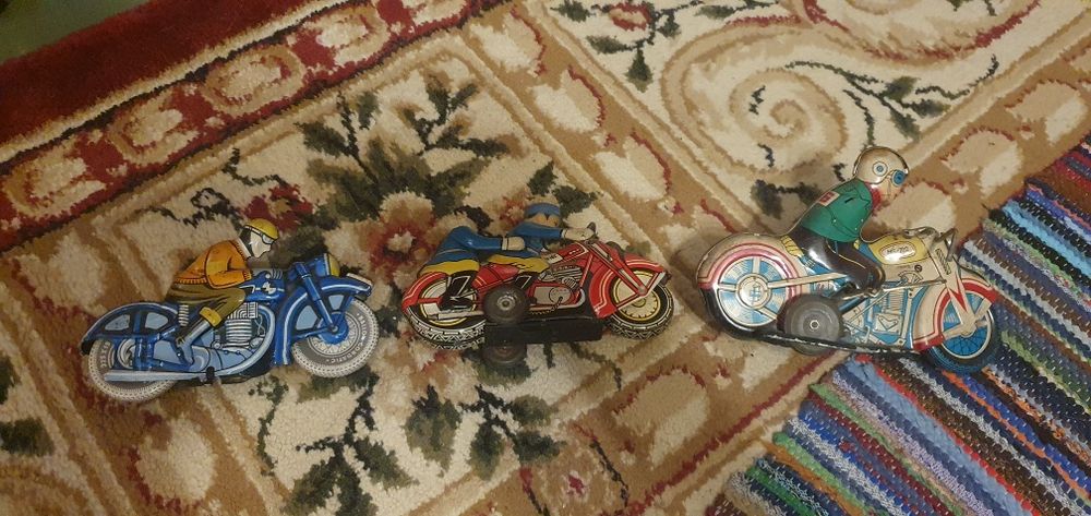 Motociclete vechi de jucărie