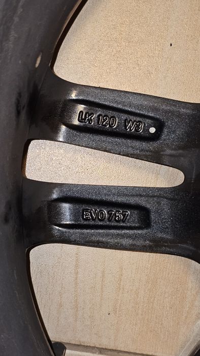 Jante Bmw ATS (Gri) 7.5x17; ET37; 5x120; 72.6
7.5x17 ET37 5x120 7