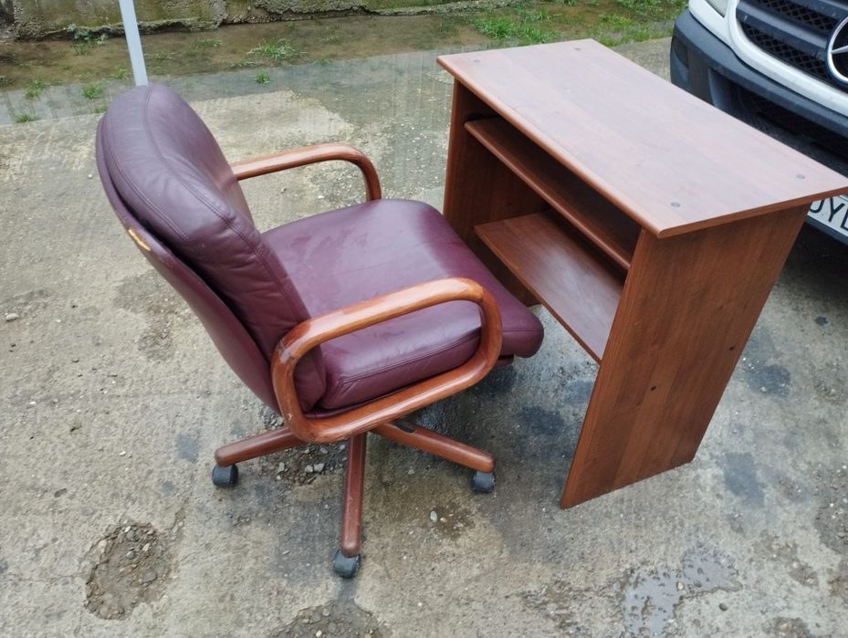 Birou și scaun din lemn masiv