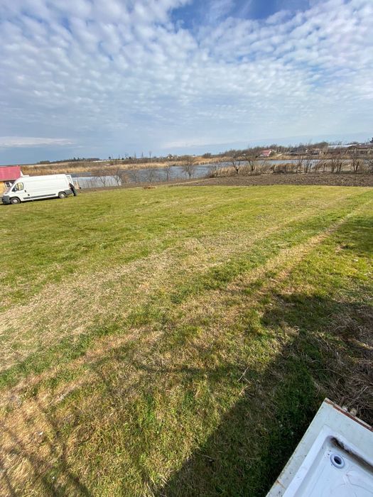 Teren pe malul lacului !!