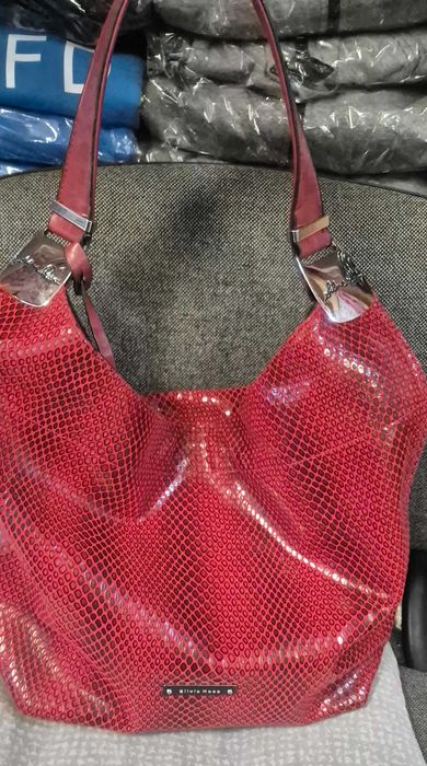 Продавам червена дамска чанта.