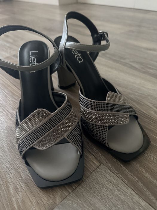 Продам босоножки на каблуке