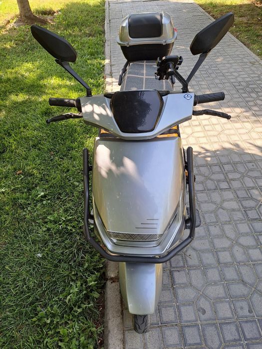 Skuter sotiladi  tezligi 80 ga chiqadi bir zaryadi 100 kmga yetadi