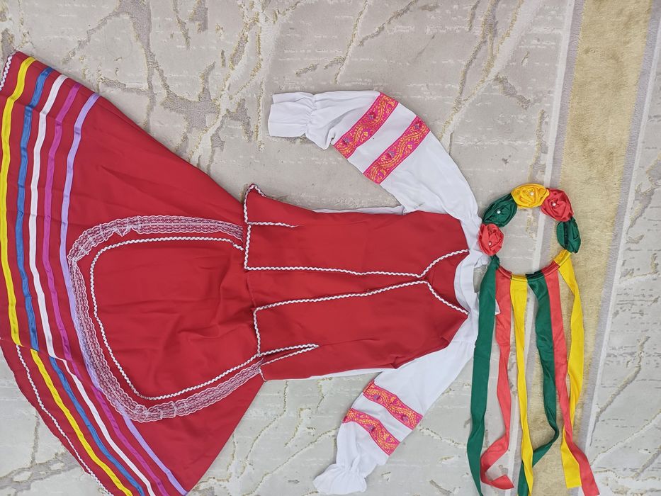 Орыс,украйын киімдері бар.