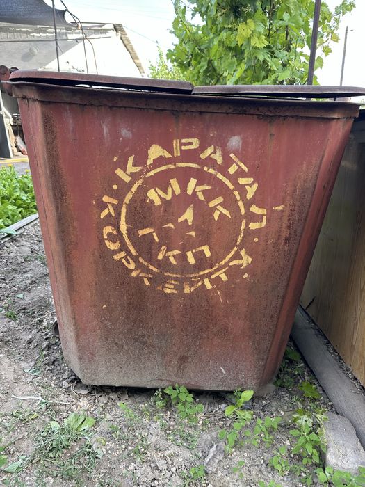 Продам мусорный бак с крышкой