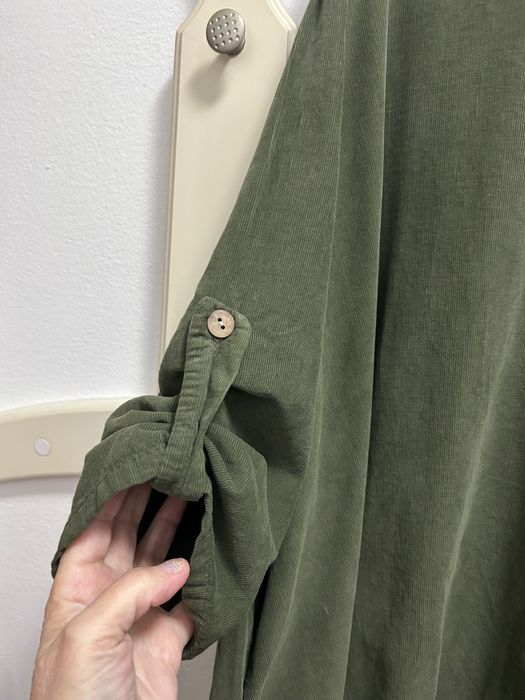 Прекрасна рокля тип-балон, цвят маслено зелено.