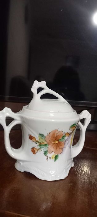 Статуэтки, ваза, сахарница