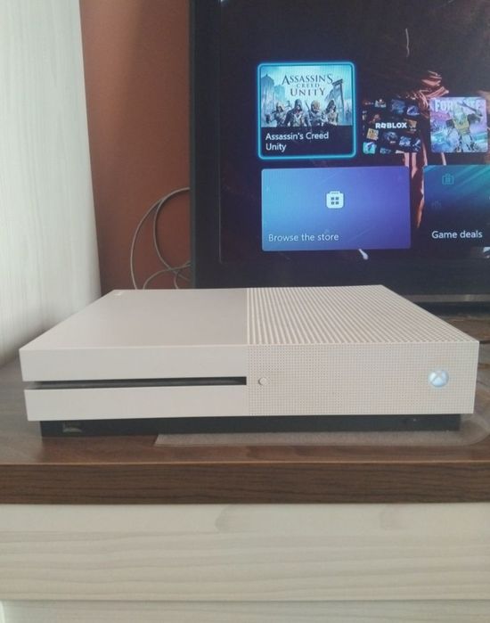 Consola xbox one s cu un cobtroler +fifa 22 si wreckfest+
