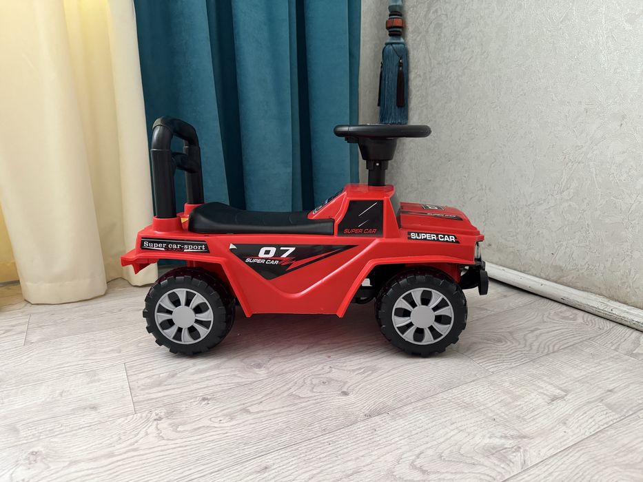 Машинка каталка детская