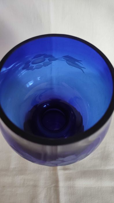 Цветна кристална ваза тип чаша с масивна основа