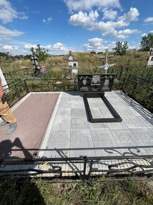 Уборка могил ,покраска оградок