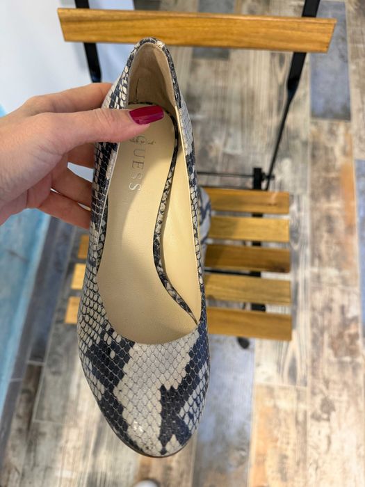 Дамски обувки на висок ток Guess (змийски принт)