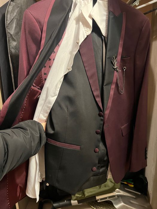 Официален мъжки костюм в цвят бордо