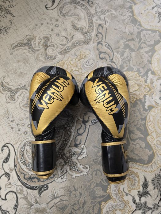 Venum Elite Boxing Gloves - Shin Guard Боксерскин перчатки
