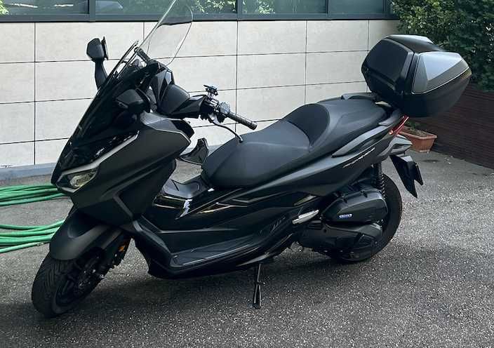 Honda Forza 125 (2026) – Doar 2.200 km – Ca Nouă – Garanție – Smart Top Box