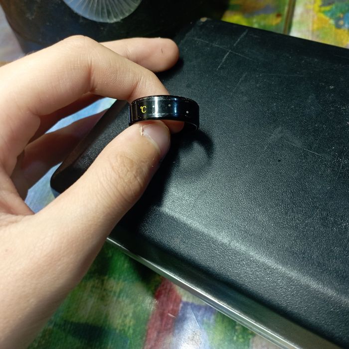 Кольцо термометр на пальце