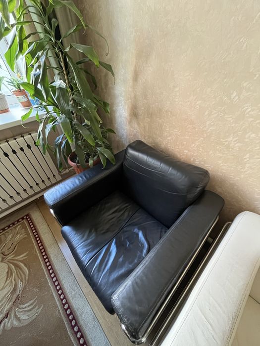 кожаный диван белый и кресло черное