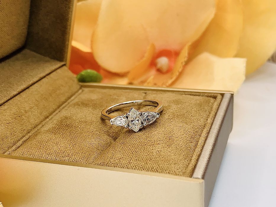 Роскошное золотое кольцо с чистейшими бриллиантами