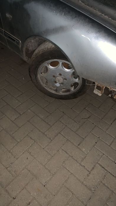 Vând o singură jantă pe 15 de Mercedes